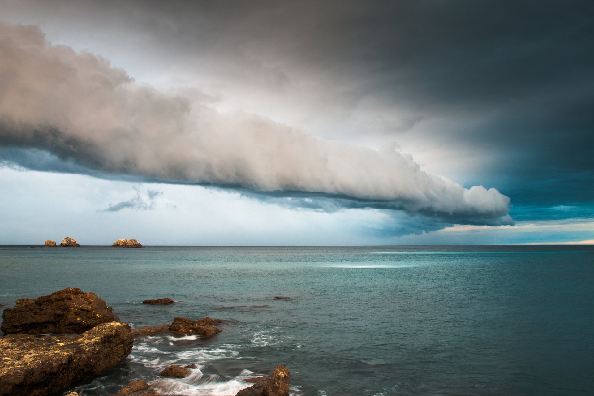 mer roches ciel nuages nuages