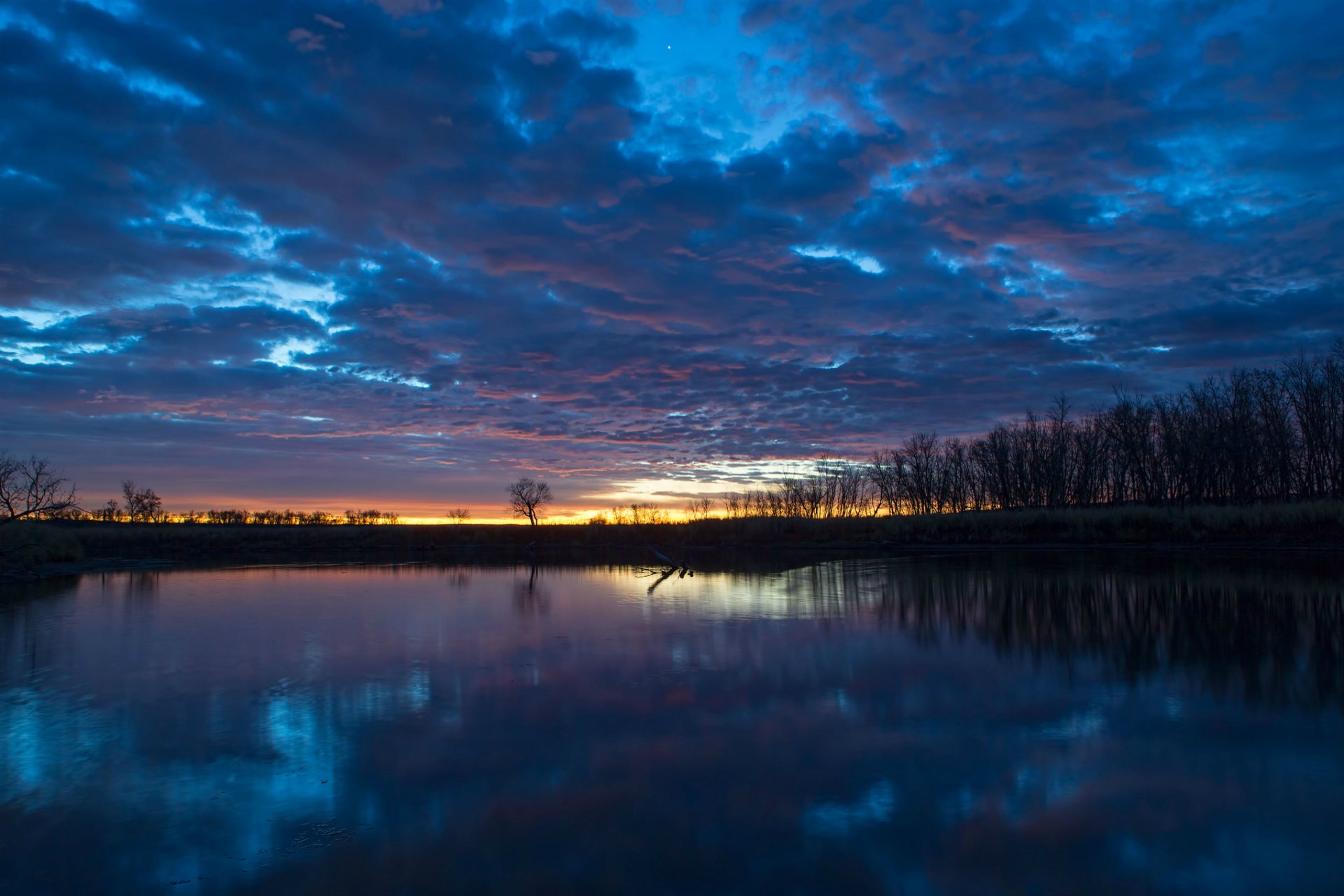 mattina alba fiume acqua superficie liscia riflessione alberi cielo blu nuvole nuvole