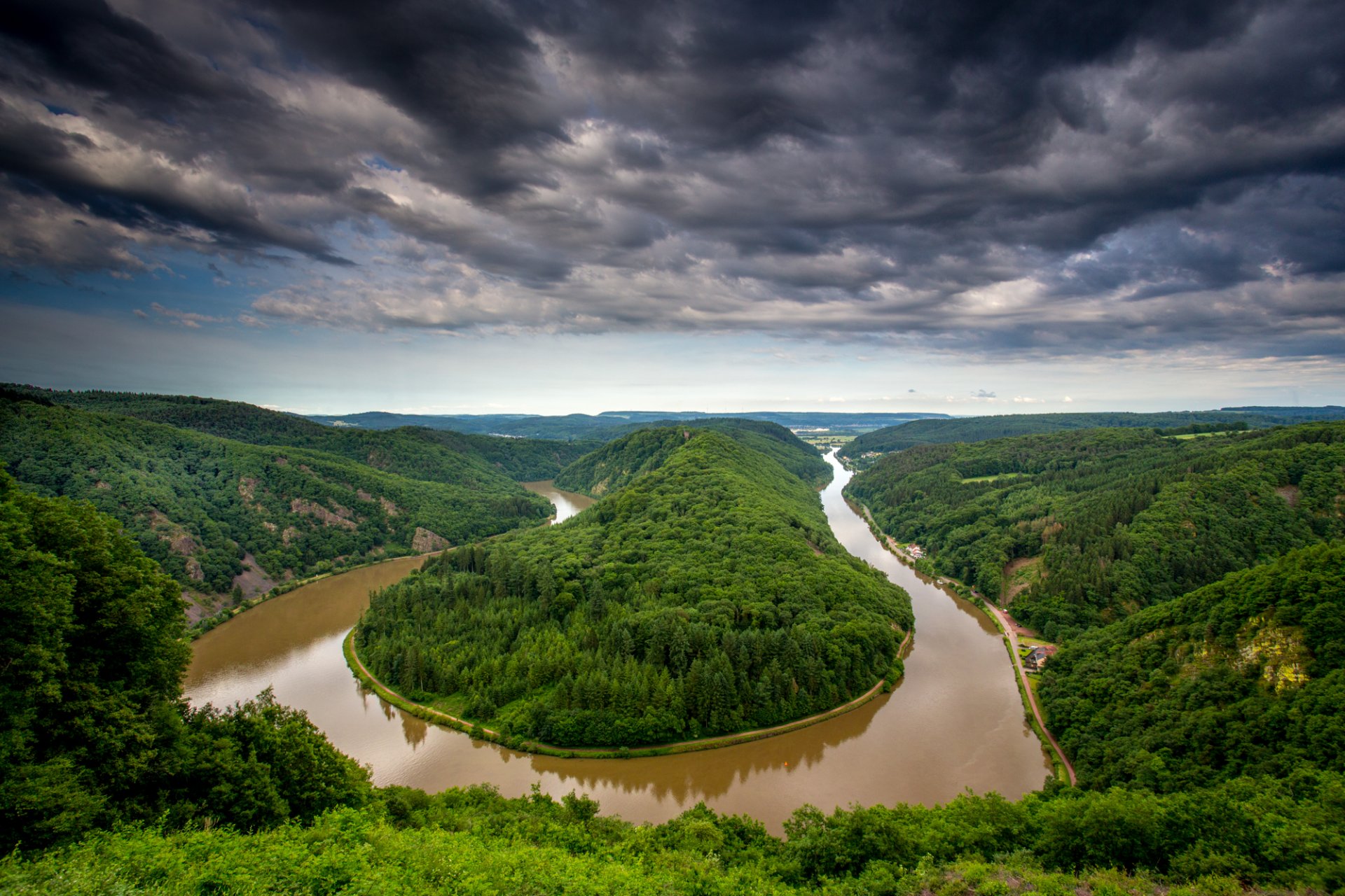 niemcy pętla saary rzeka zakręt saara saarschleife saarschleife las drzewa niebo chmury chmury widok wysokość panorama krajobraz natura