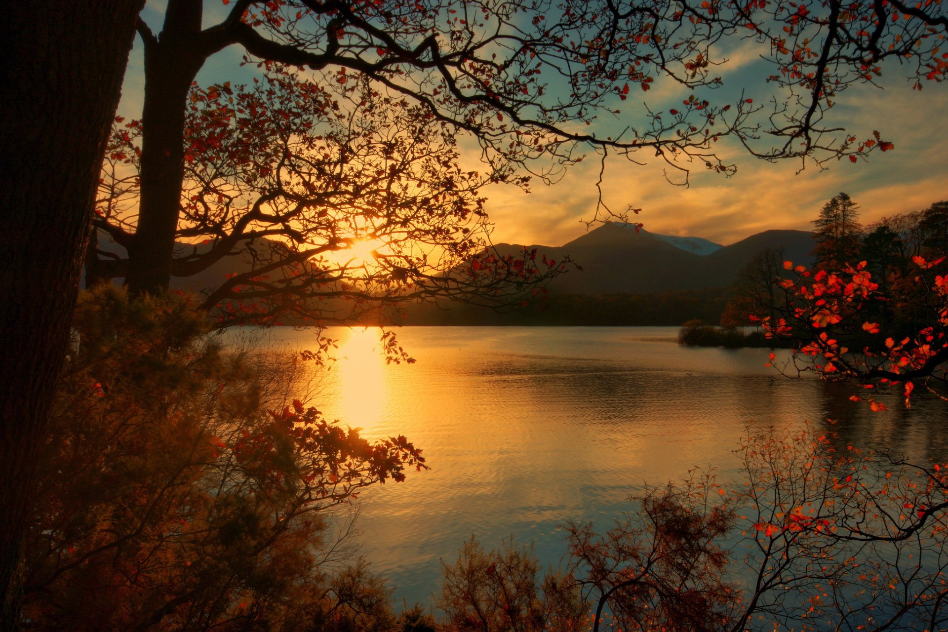 montañas lago árboles hojas otoño amanecer