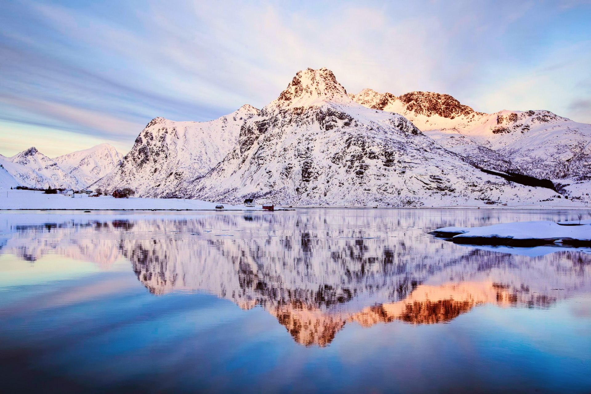 norwegen flakstadøya fjord berge winter schnee himmel reflexionen