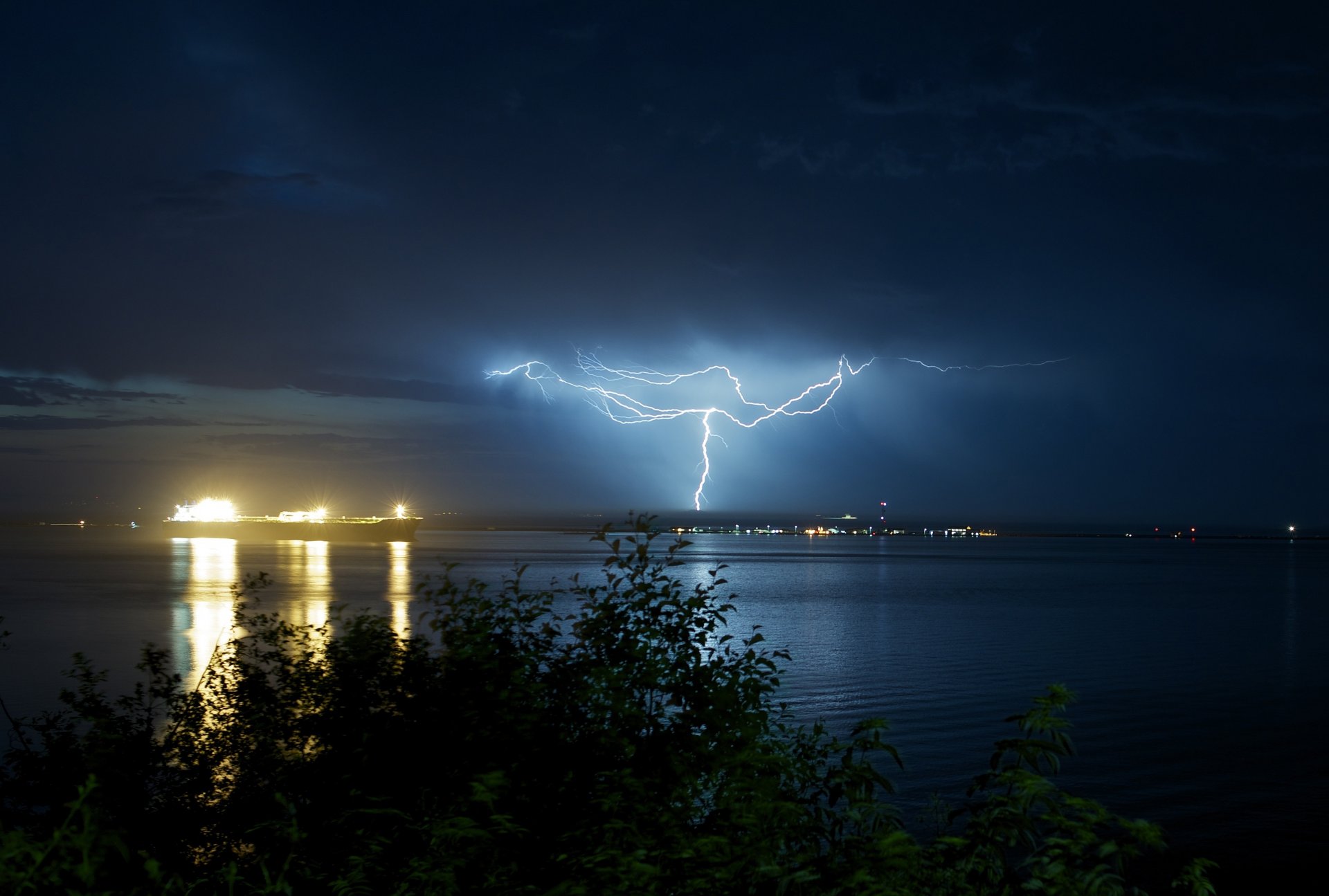 natur baum bäume blätter blätter meer ozean wasser reflexion lichter häuser abend nacht blitz gewitter himmel hintergrund widescreen vollbild widescreen tapete