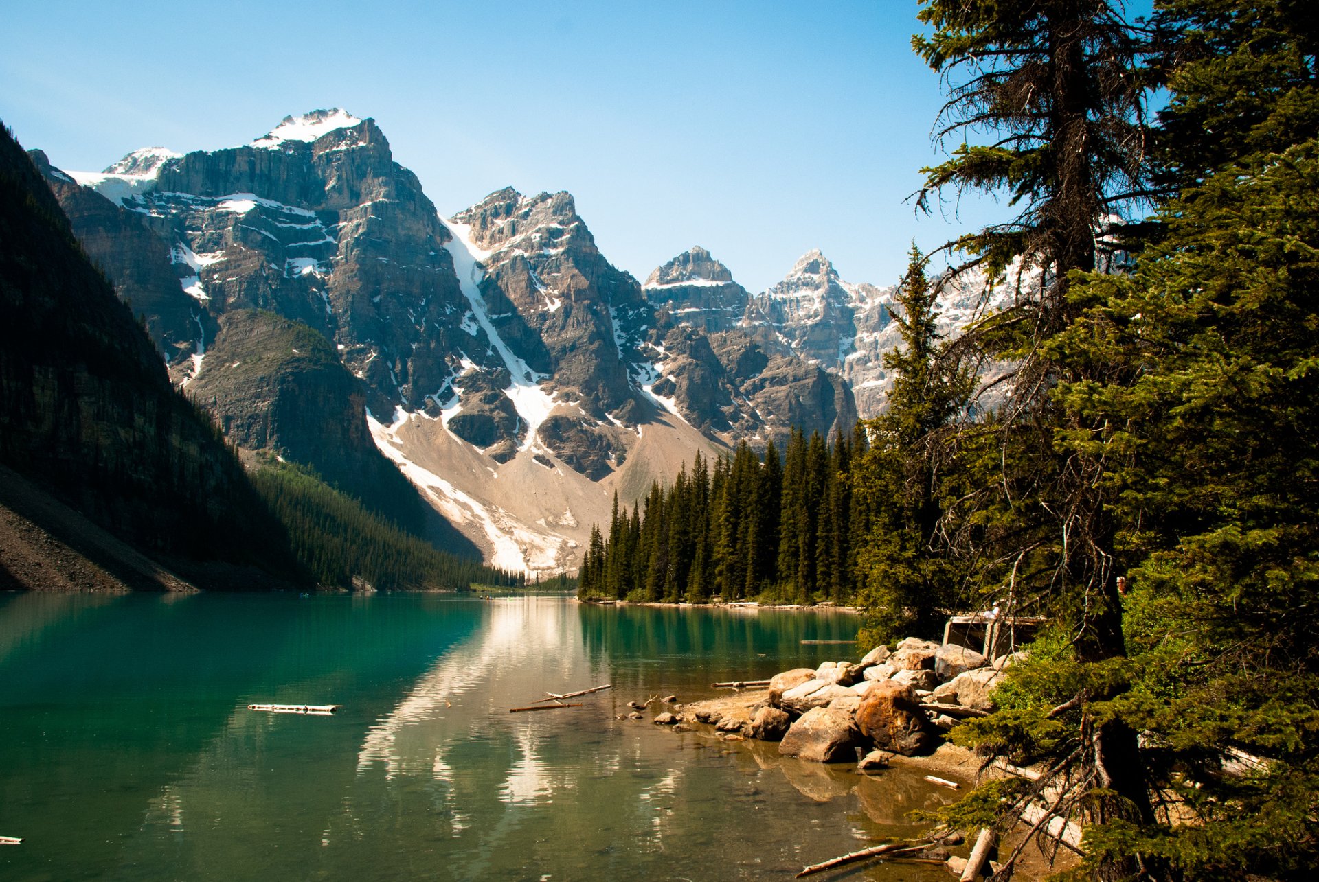 montañas árboles lago ramas nieve piedras