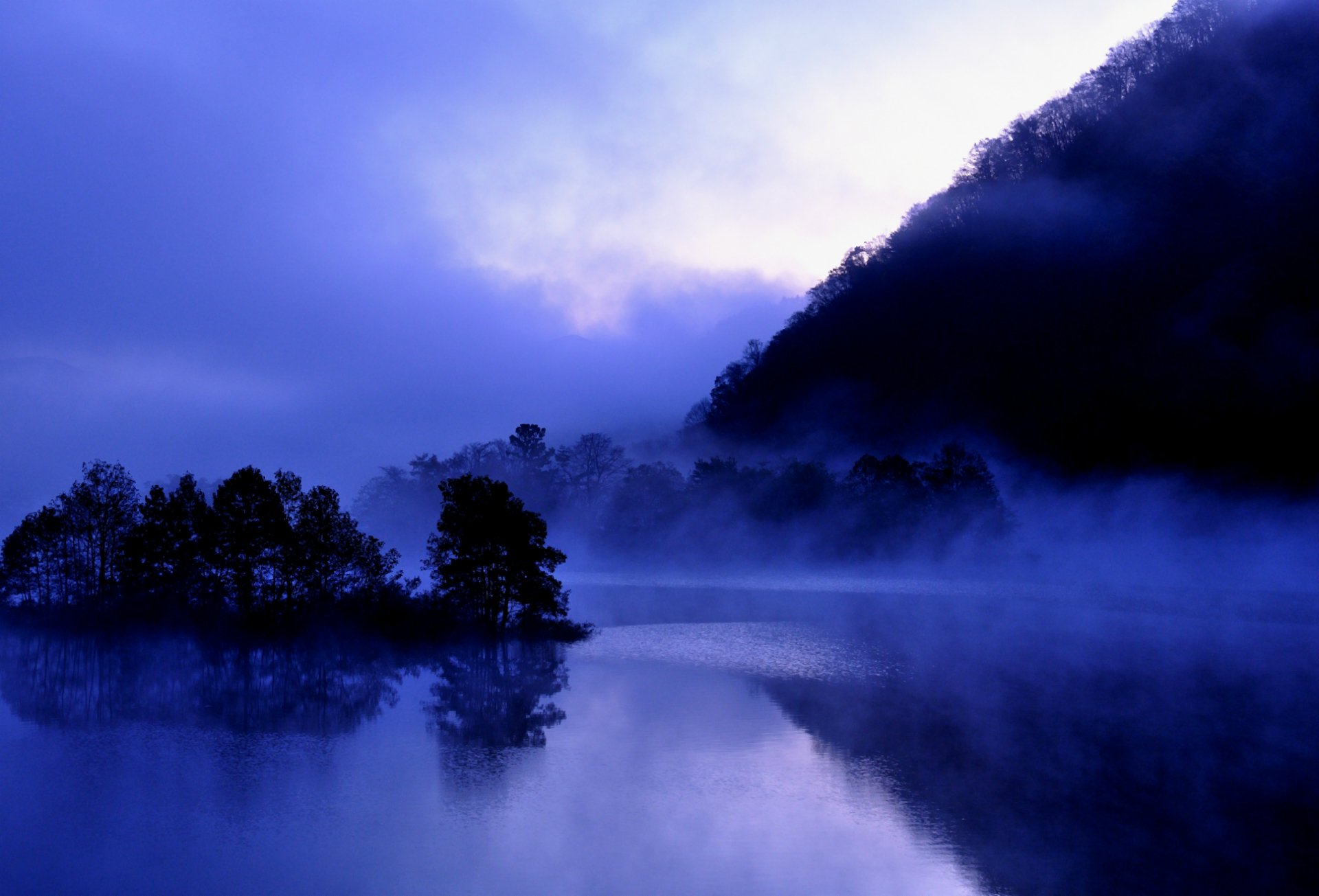 japon fukushima lac akimoto lac akimoto côte arbres réflexion soirée brouillard brume ciel nuages bleu