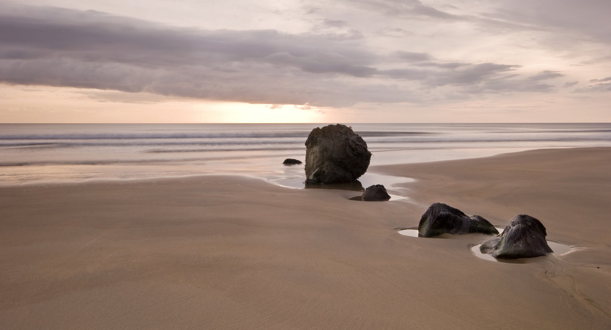 mare sabbia rocce nuvole pozzanghere minimalismo tramonto