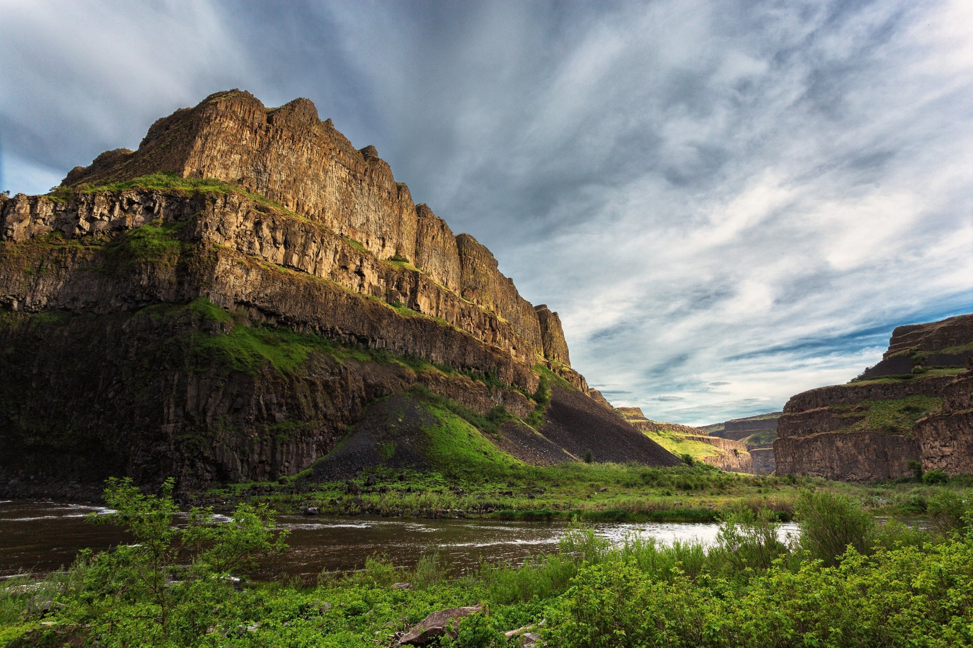 cañón piedras agua río corriente hierba cielo nubes