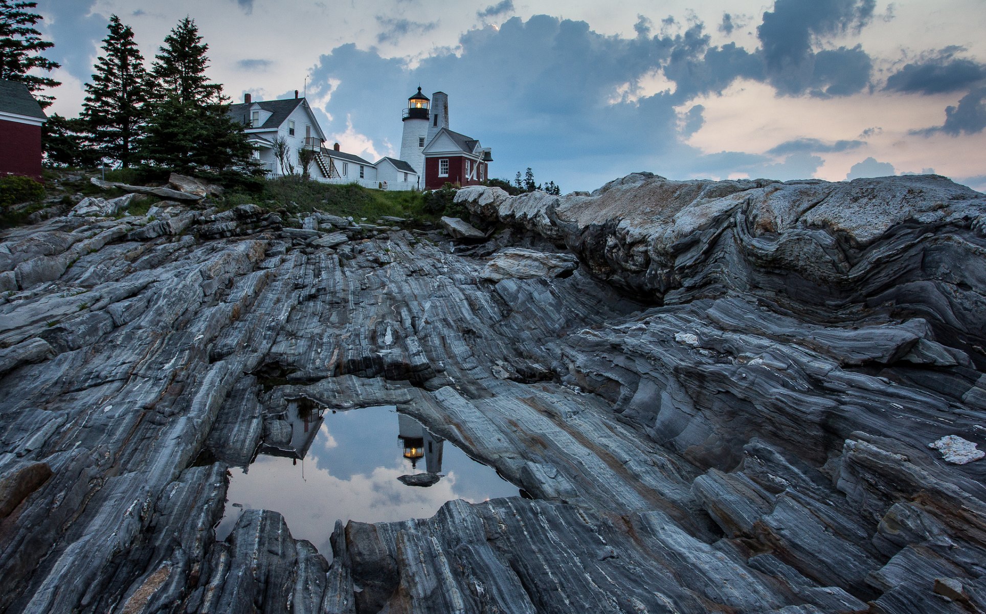 stati uniti stato maine stati uniti bristol pemaquid faro faro rocce cielo pozzanghere case riflessioni nuvole baia dell oceano atlantico