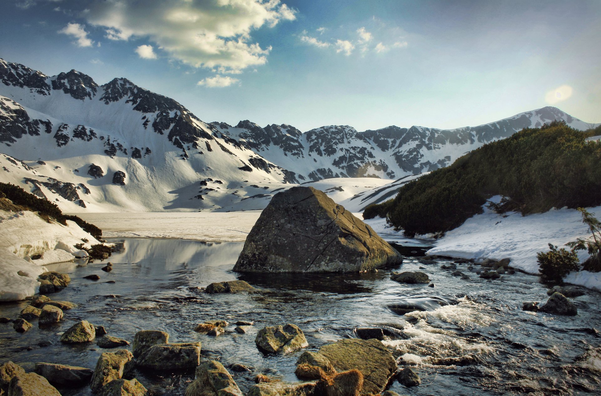 горы снег река вода камень камни холод кусты хвоя облака