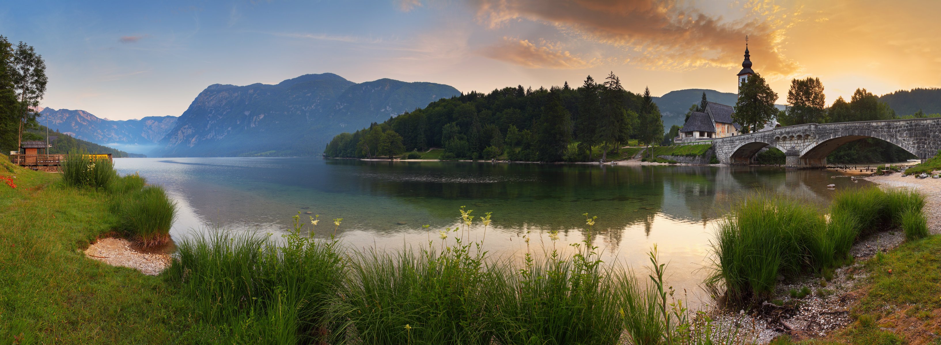 amanecer lago montañas hierba bosque casas