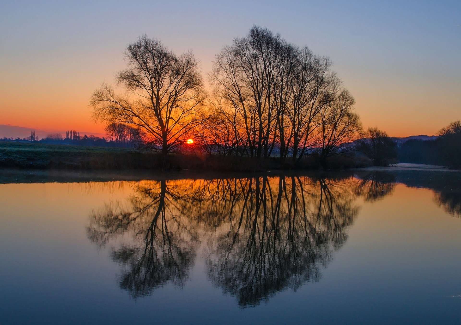 royaume-uni angleterre soir clairière arbres soleil coucher de soleil ciel rivière eau surface réflexion