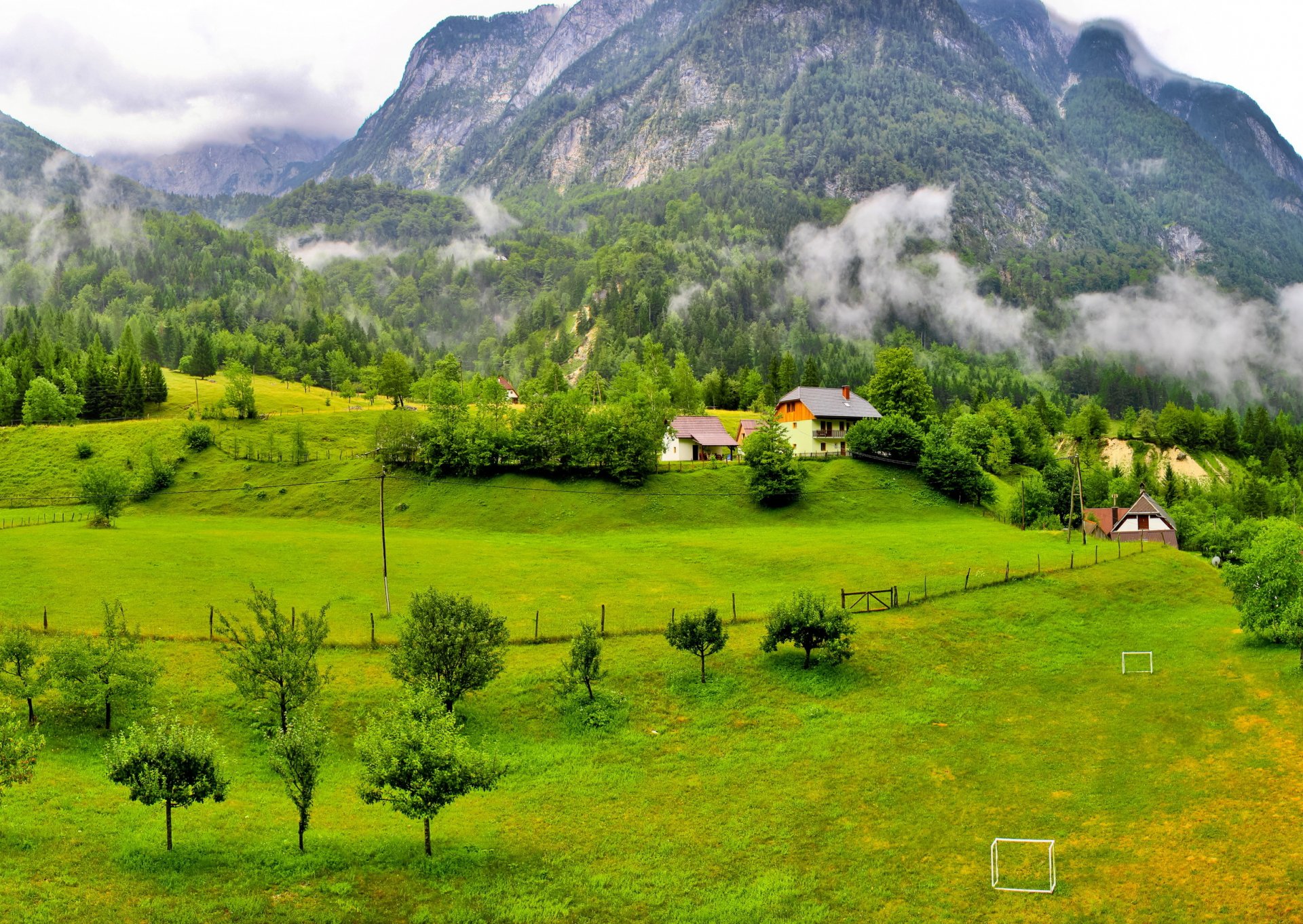 slovénie montagnes arbres forêt maisons nuages herbe clairière