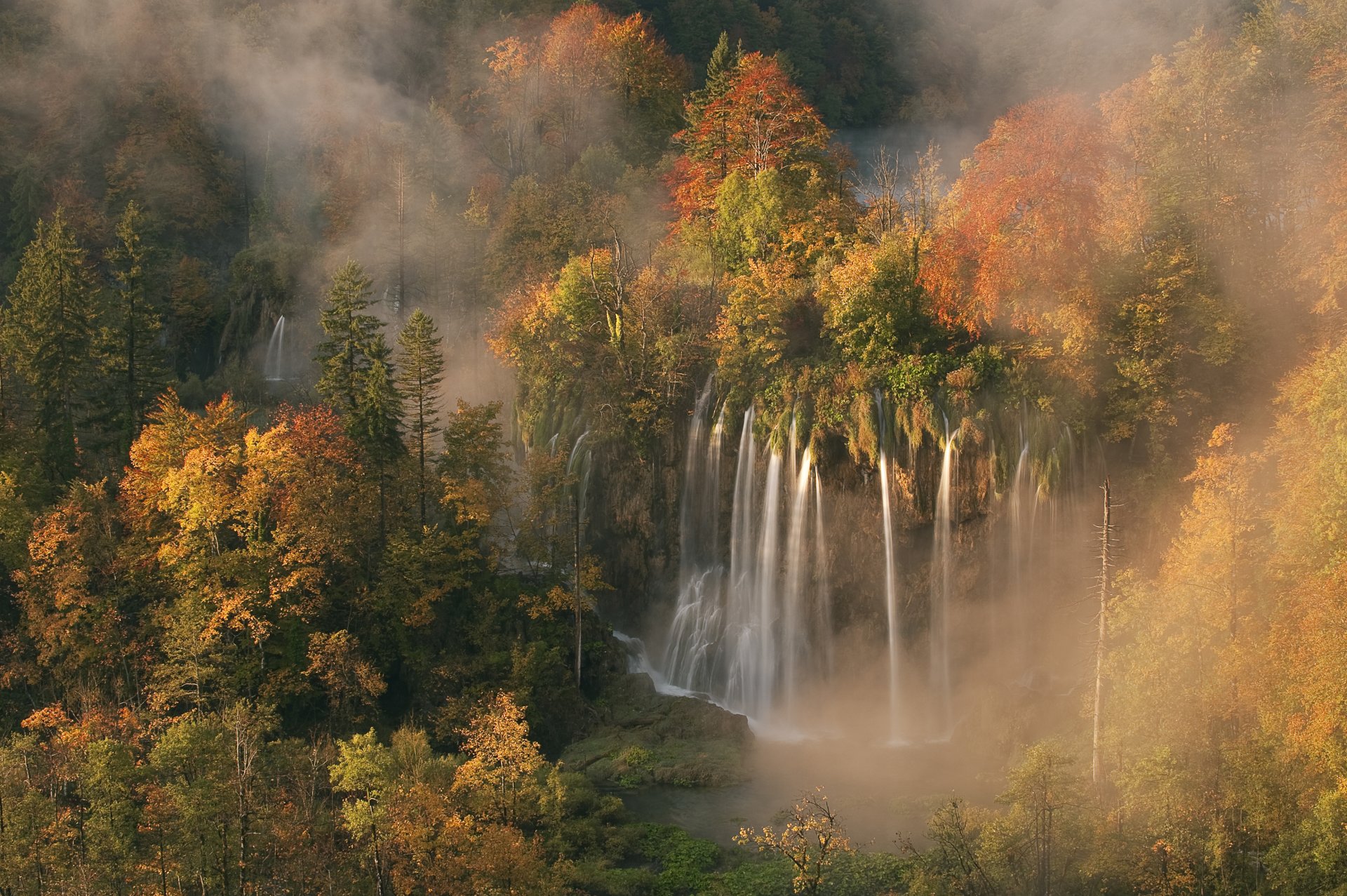 veliki prštavac wasserfall herbstfarben morgennebel licht der morgendämmerung wald kroatien 5. oktober 2008