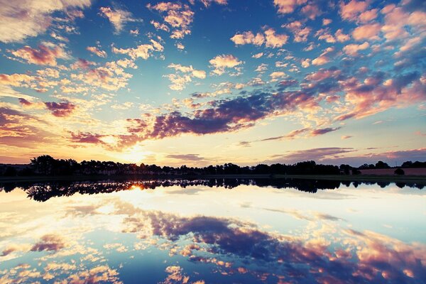 Reflexion der Wolken bei Sonnenuntergang