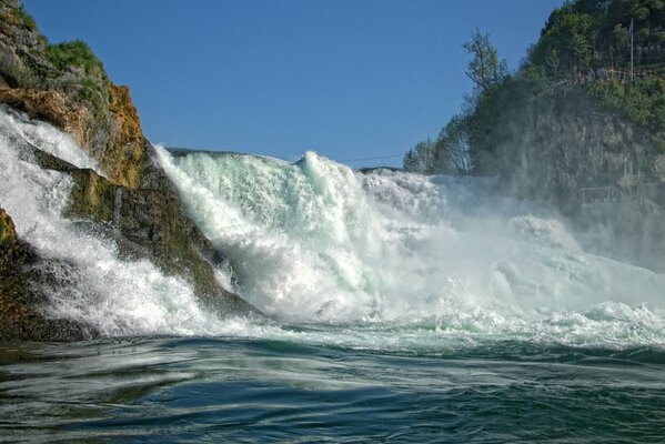 Flujo de cascada desde las rocas. Suiza