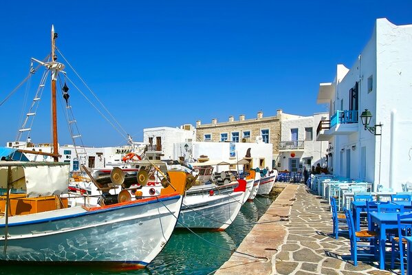 Paisaje del sur, barcos en el muelle cerca de las casas