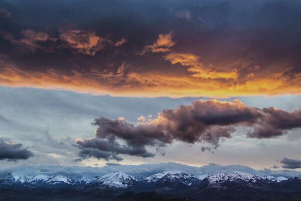 Landschaft der schneebedeckten Berge