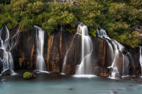 Cascata-immergiti nella bellezza della natura