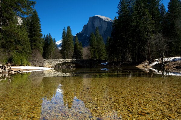 Puente sobre un río con aguas transparentes