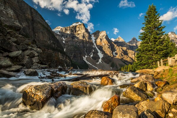 Rivière de montagne se déverse sur les rochers