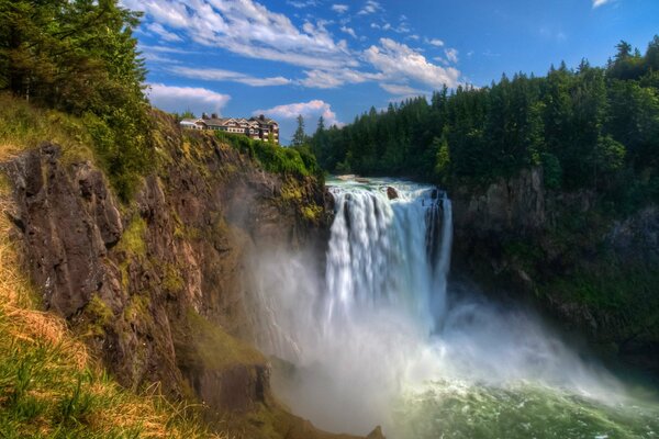 Blick auf den mächtigen Strom des Snoqualmi-Falls