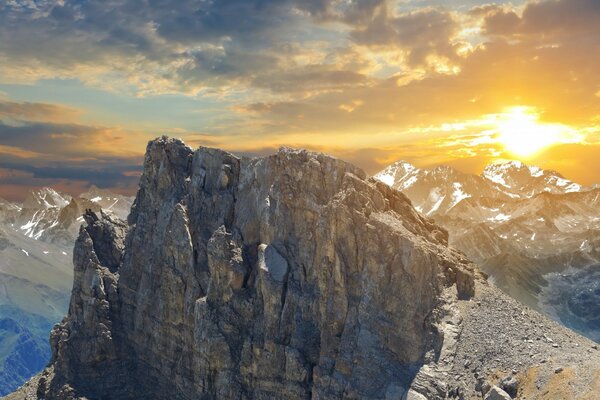 Helle Sonne, Wolken und schneebedeckte Berge