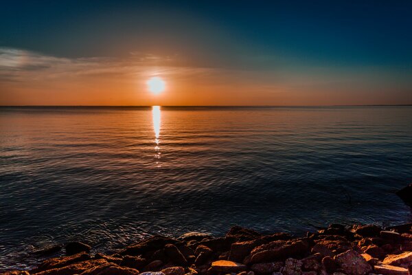 Sommermorgendämmerung am Meer