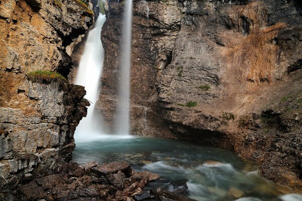 Rauchiger Wasserfall in den Felsen. Schöne Natur