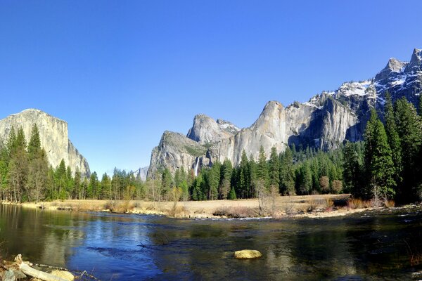 Gebirgsfluss im Yosemite-Nationalpark