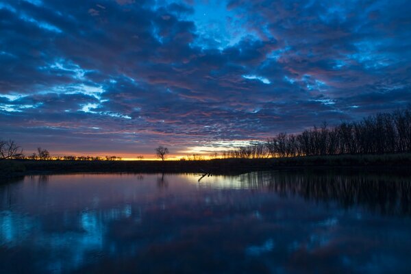 Río al amanecer