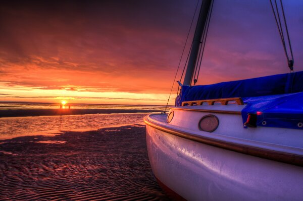 Bellissimo tramonto sul mare e yacht bianco