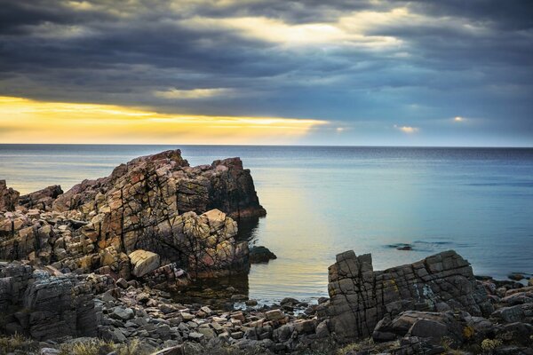 Côte rocheuse marine et nuages