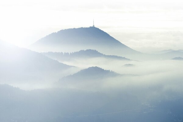 Colline in mezzo a una fitta nebbia