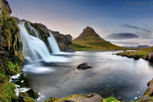 Cascadas de montaña en Islandia en el fondo de un volcán y un lago