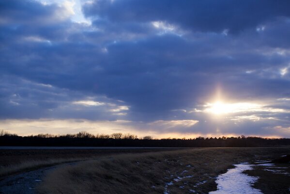 Blauer Himmelshorizont mit Sonne