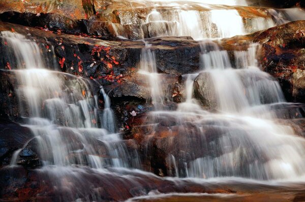 Mehrstufiger Wasserfall mit Weißwasser