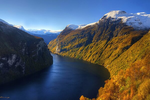 A river passing through the mountains