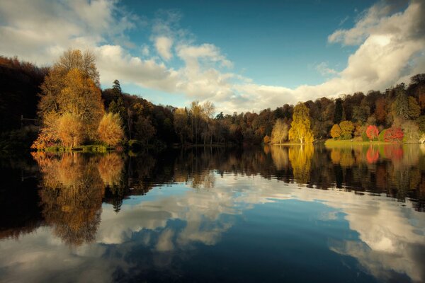 En el lago se refleja la hermosa naturaleza