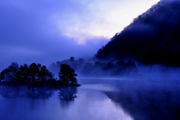 Brouillard du soir sur le lac Akimoto