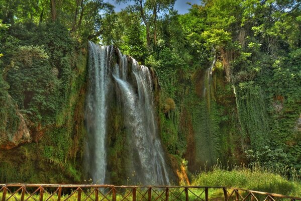 Cascade dans un parc naturel en Espagne