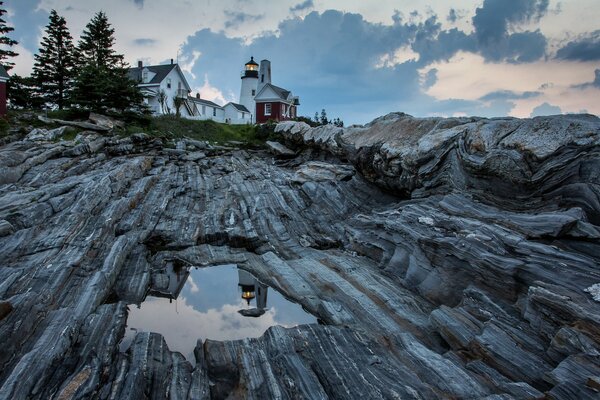 Casa en las rocas. Reflejo en el agua