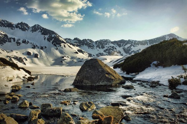 Paisaje de invierno con picos de montaña