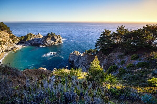 Oceano blu nella baia della California