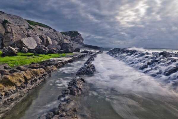 Olas en la costa rocosa del mar