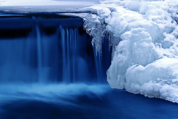 Wasserfall mit gefrorenem Stickwasser