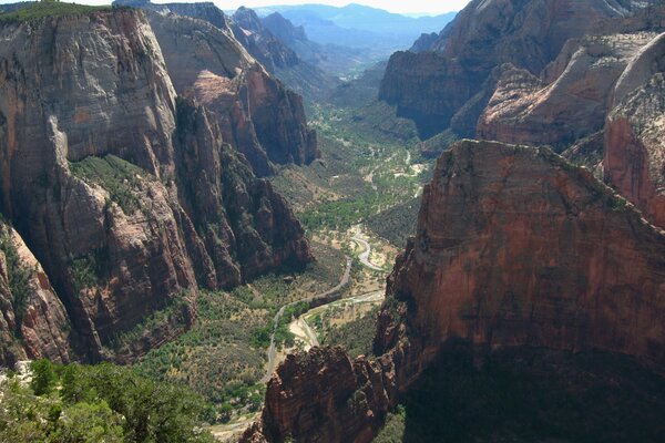 Vista de la garganta en las montañas