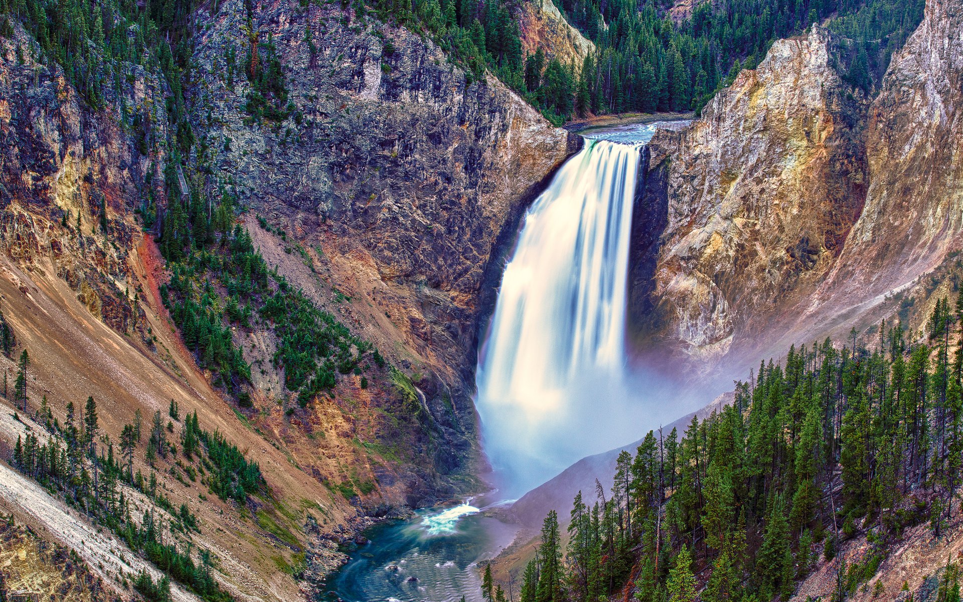 cascata inferiore parco nazionale di yellowstone cascata montagne ruscello alberi