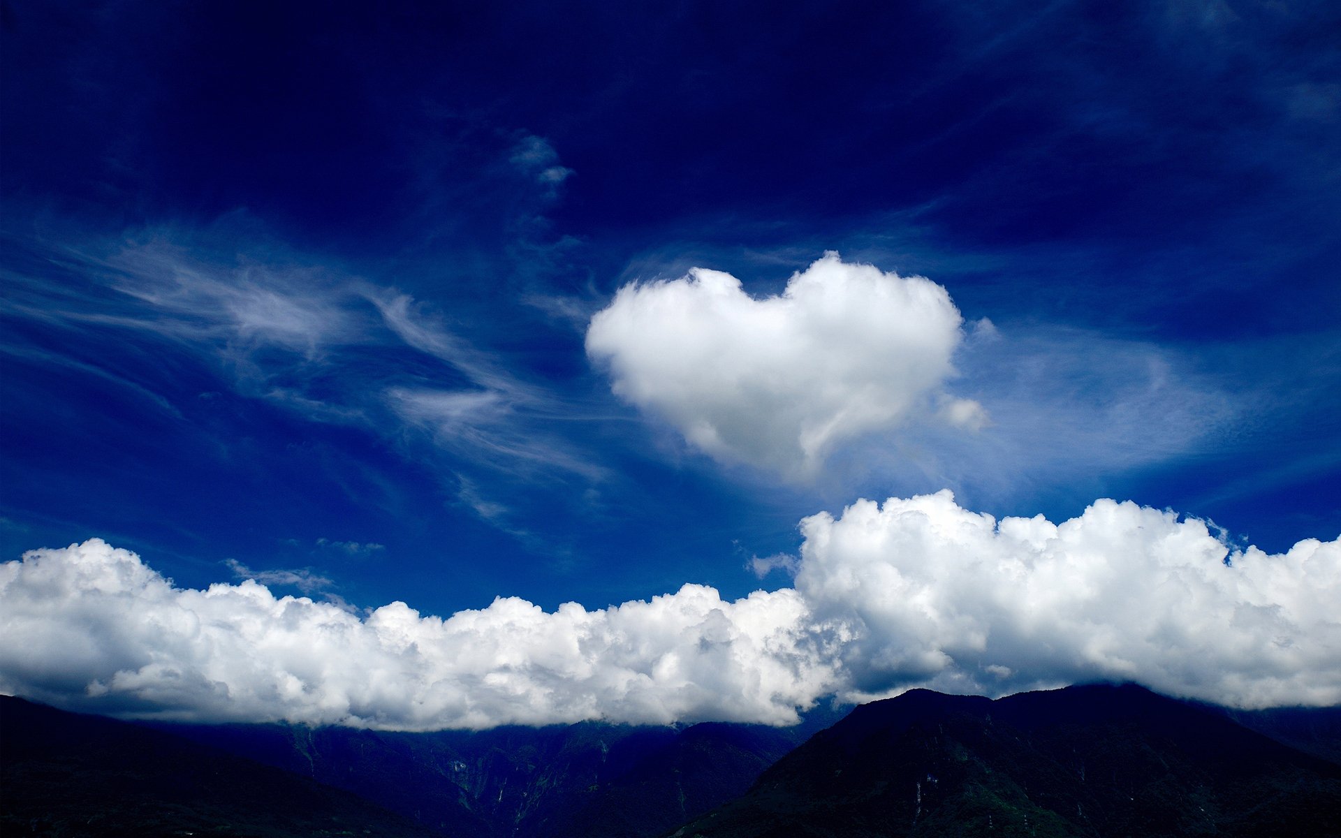 nubes nube cielo corazón corazón montañas picos