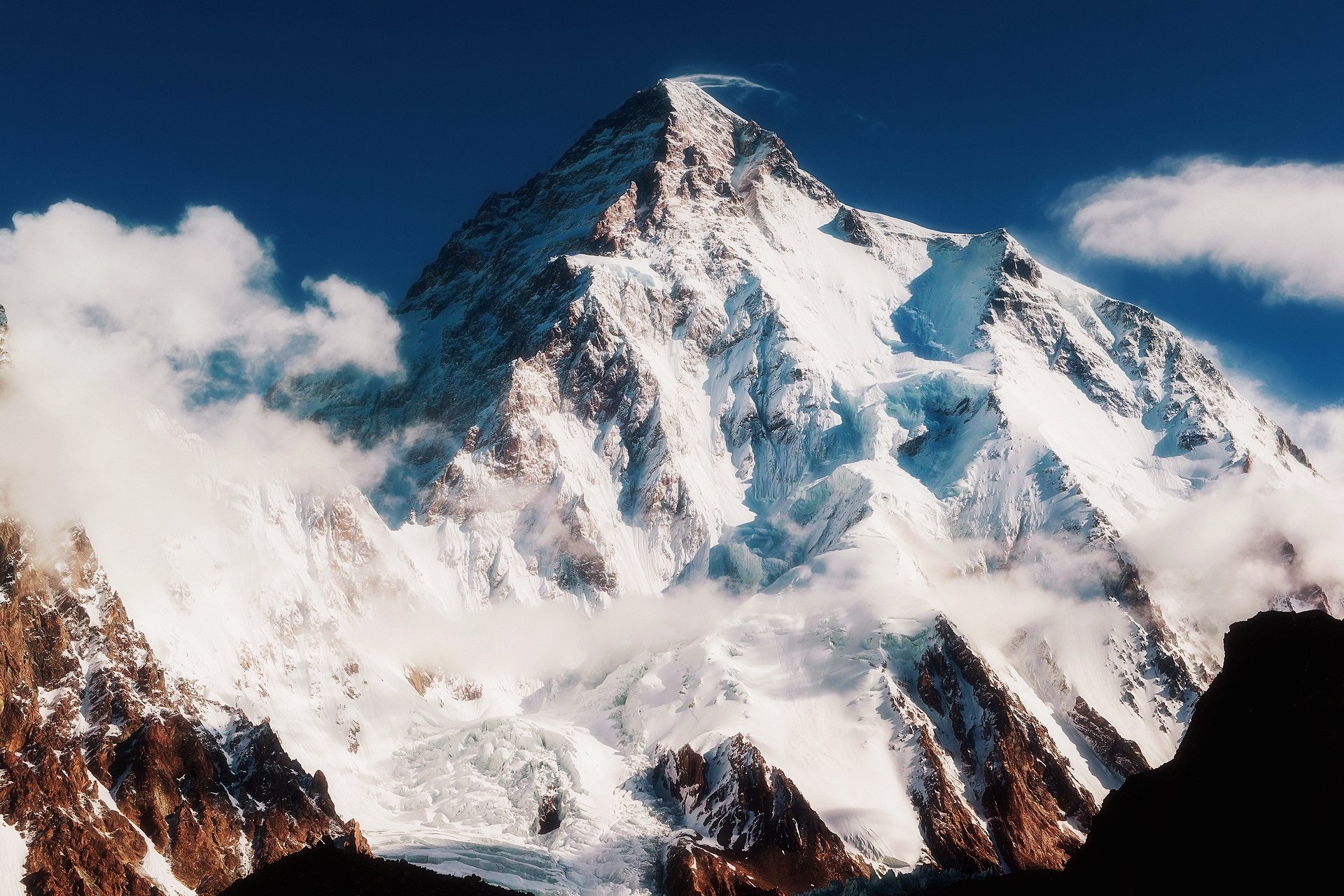 natura góry kaszmir góra chogori k2 drugi szczyt karakorum niebo chmury śnieg skały