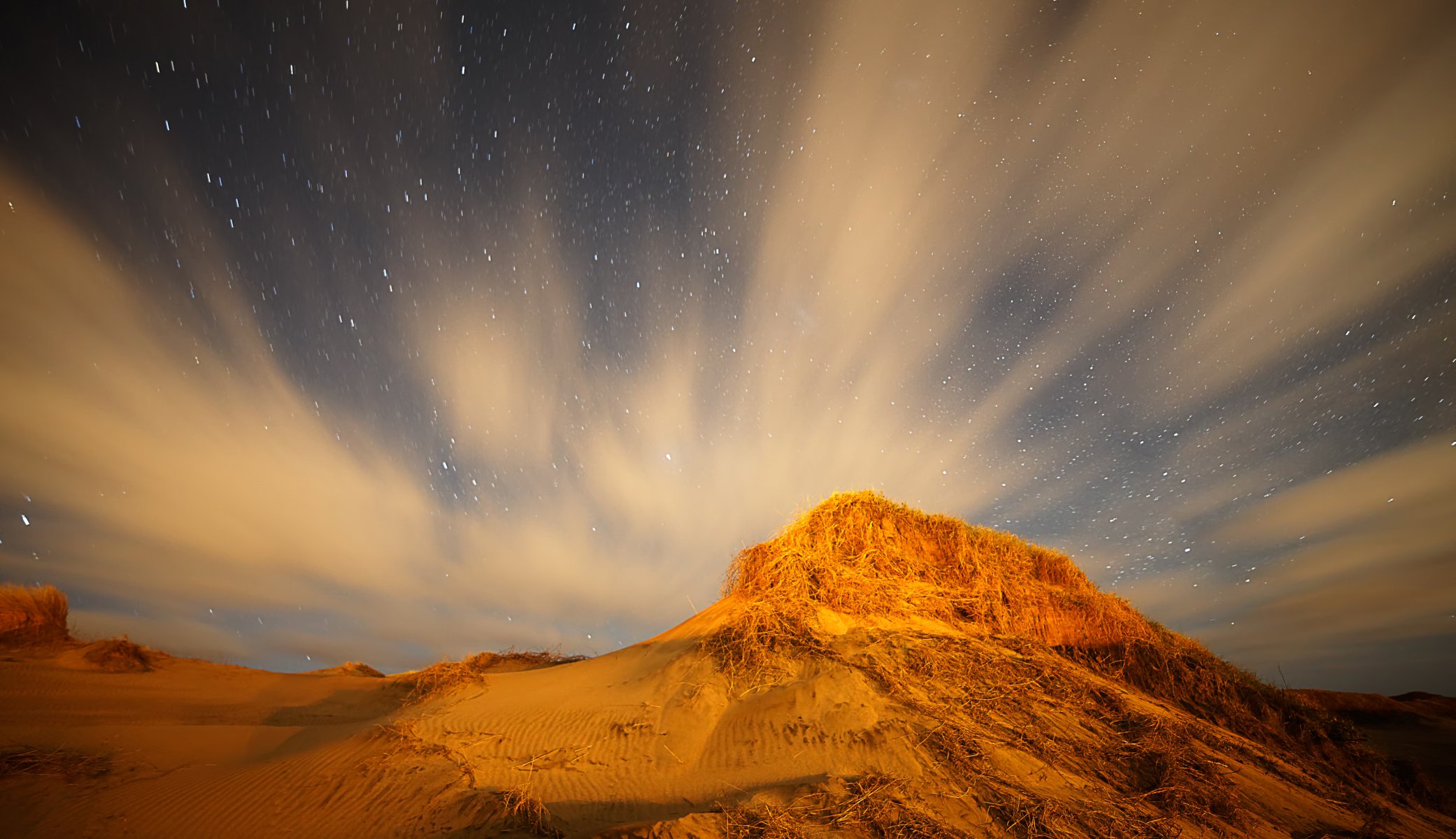 dunas nubes estrellas