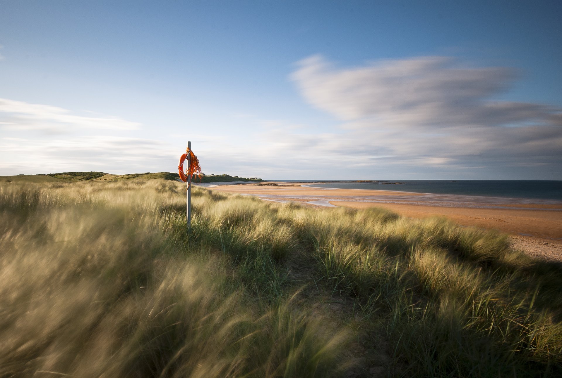 royaume-uni angleterre mer sable rivage herbe bouée de sauvetage